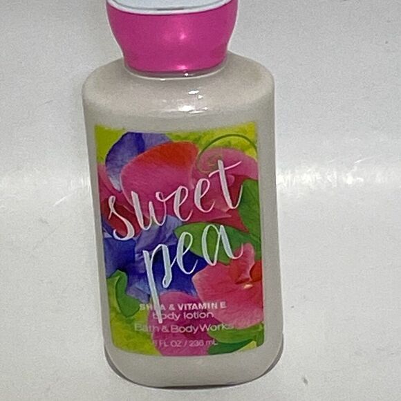 Bath & Body Works Shea & Vitamin E Sweet Pea Body Lotion Discontinued 236 ML - Picture 1 of 5